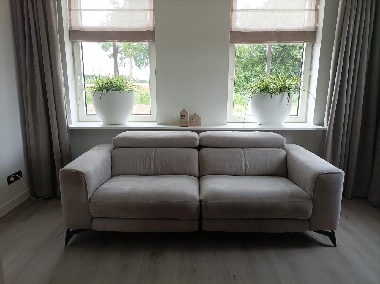 2,5 zits bank met elektrisch relaxsysteem en USB aansluiting