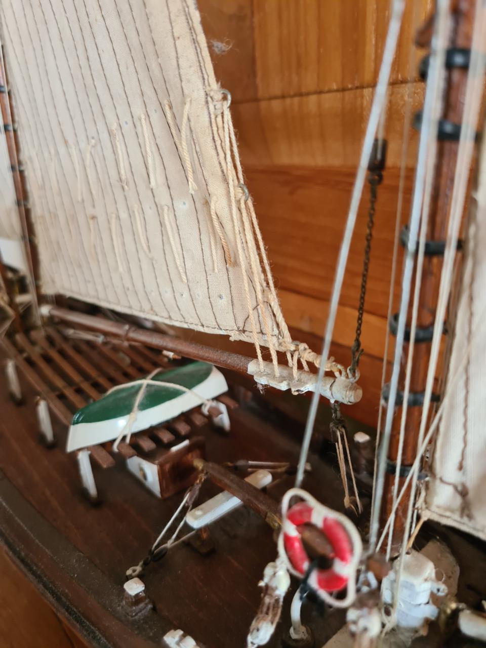 Gedetailleerd schaalmodel  "Marie-Jeanne" in vitrine kast
