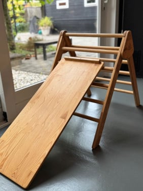Houten klimdriehoek met glijbaan