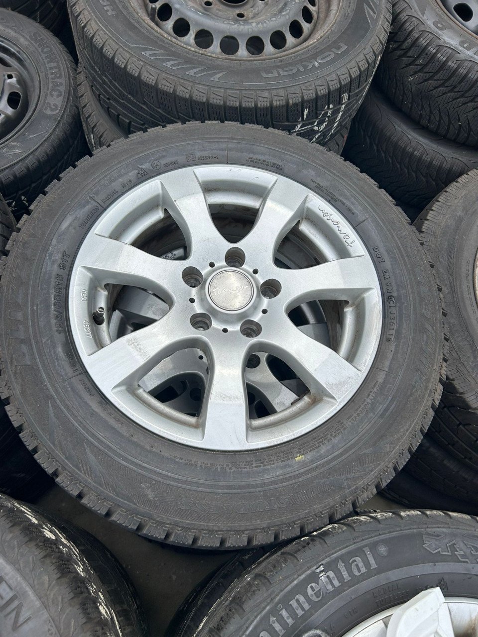 TOMASON ALUMINIUM VELGEN MET VRIDGESTONE BLIZZAK BANDEN 15INCH