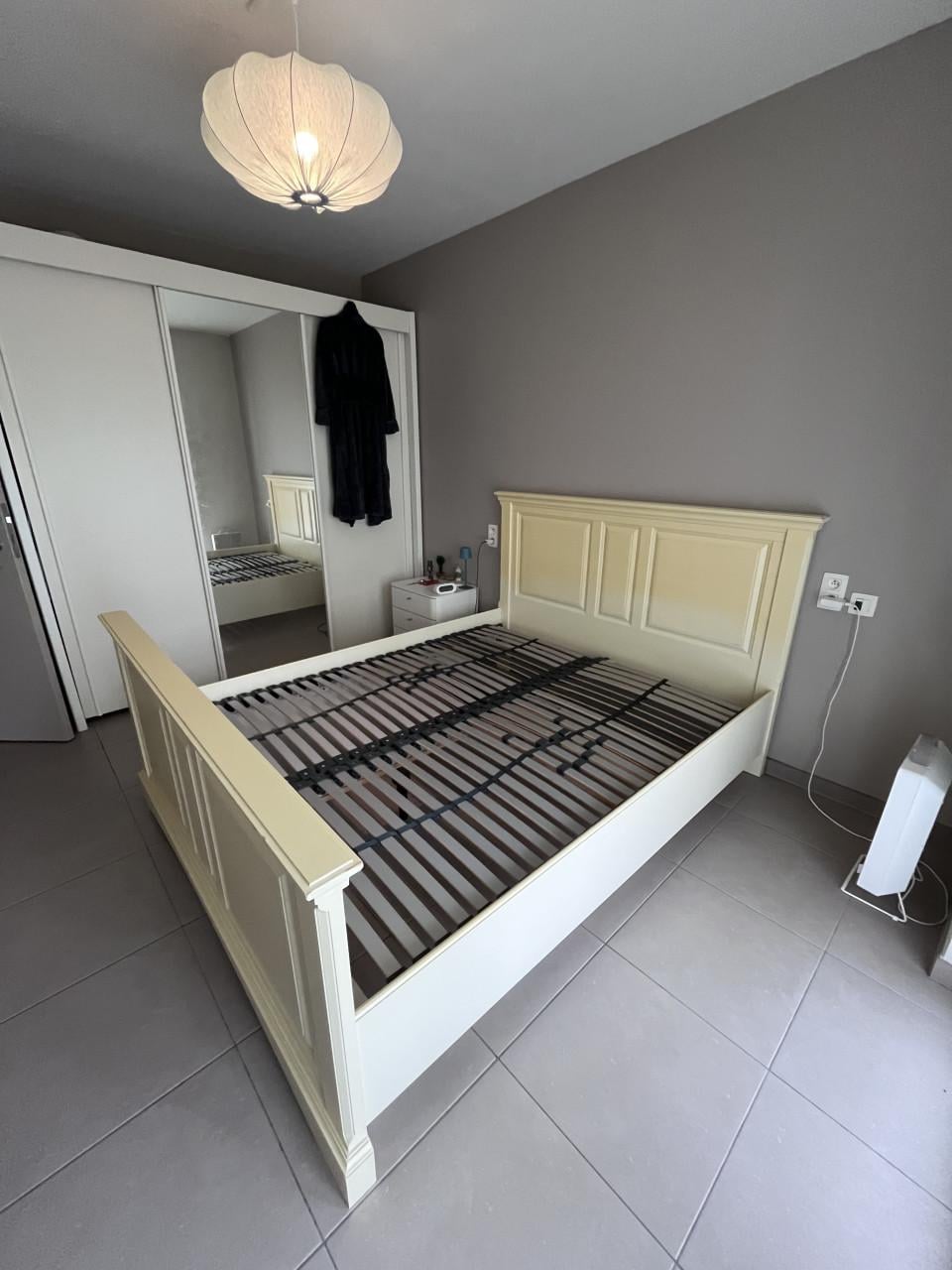 Prachtig klassiek queensize bed 160x200 cm – lichtgeel