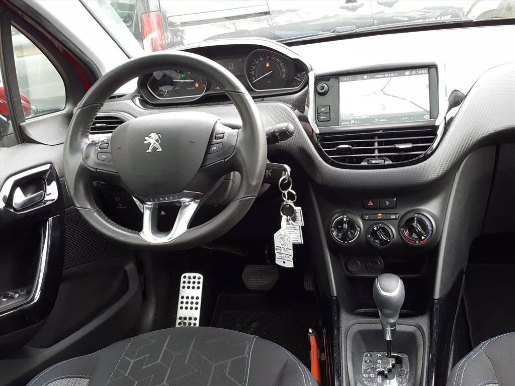 Peugeot 2008 1.2 puretech 110pk signature automaat eat6 navigatie | trekhaa