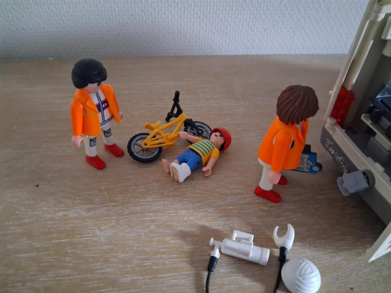 Playmobil ziekenauto met brancard, zwaailicht set 4221