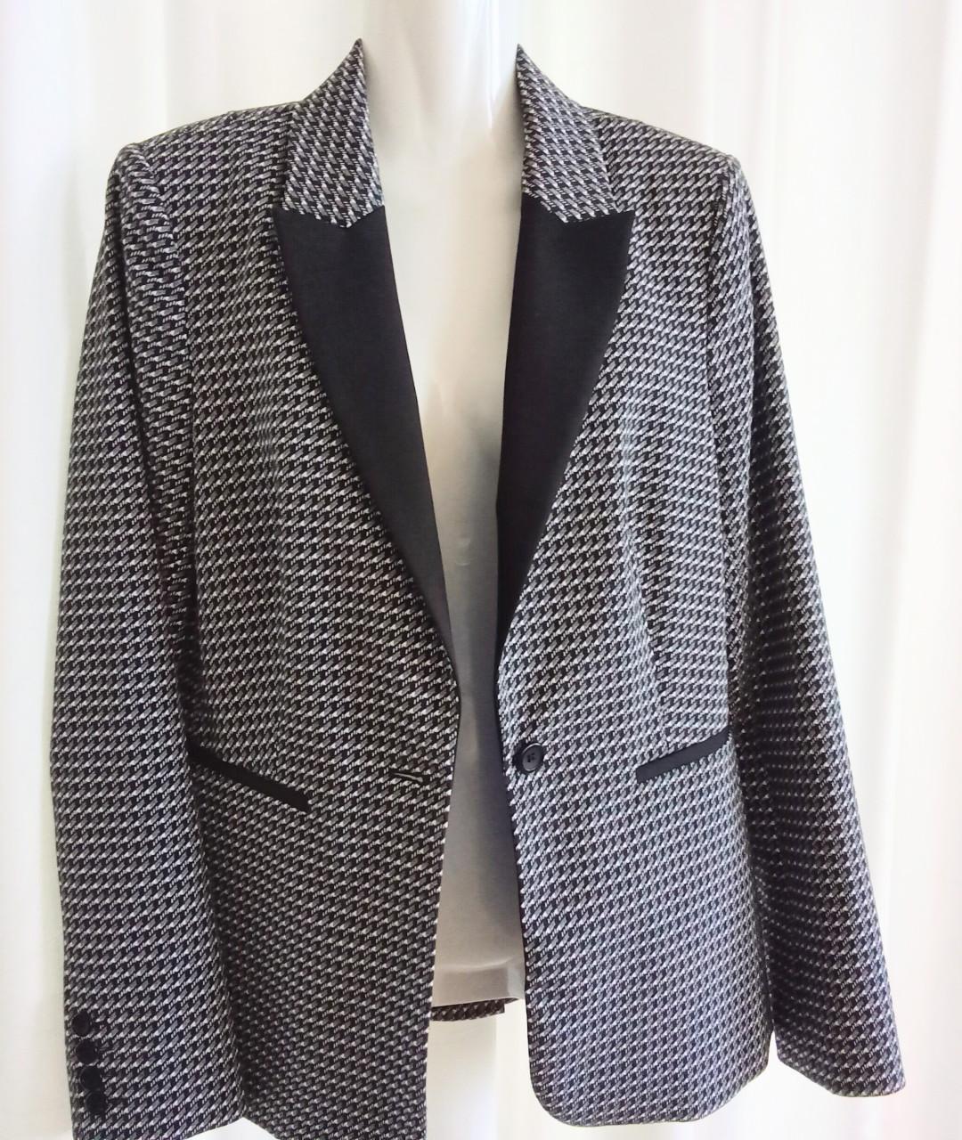 Prachtige zwart /witte dames blazer  Merk Promiss  Maat 38