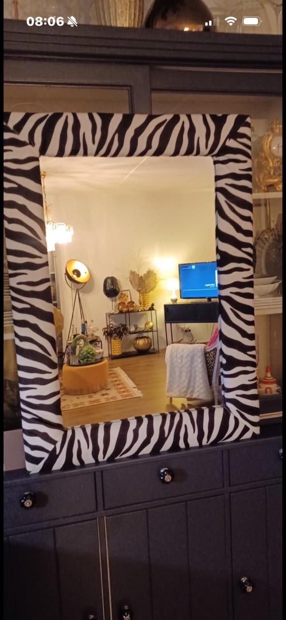 Grote spiegel in zebra-print omlijsting