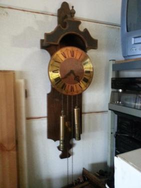 Grote Hangklok met zware koperen gewichten. & Diverse klokken