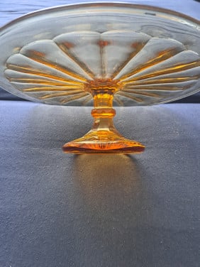Taartenstandaard van glas, amber glas, etagère.