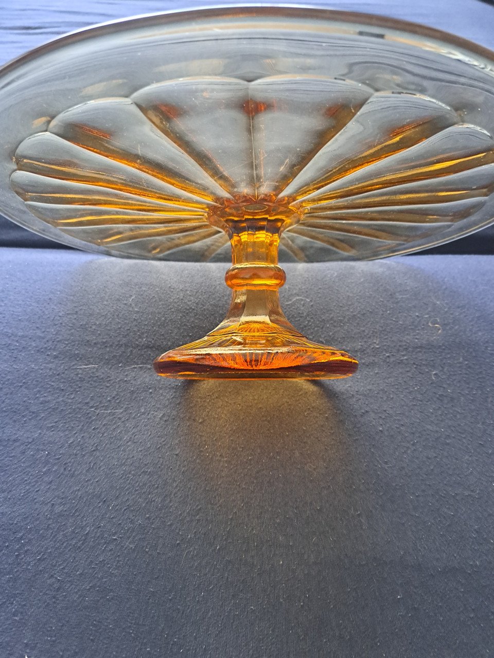 Taartenstandaard van glas, amber glas, etagère.