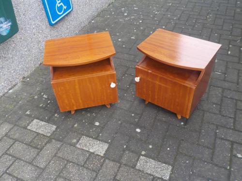 2 jaren '30 nachtkastjes in goede tot zeer goede staat setprijs 40 euro