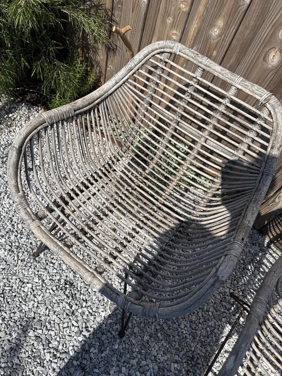 Twee rotan tuinstoelen