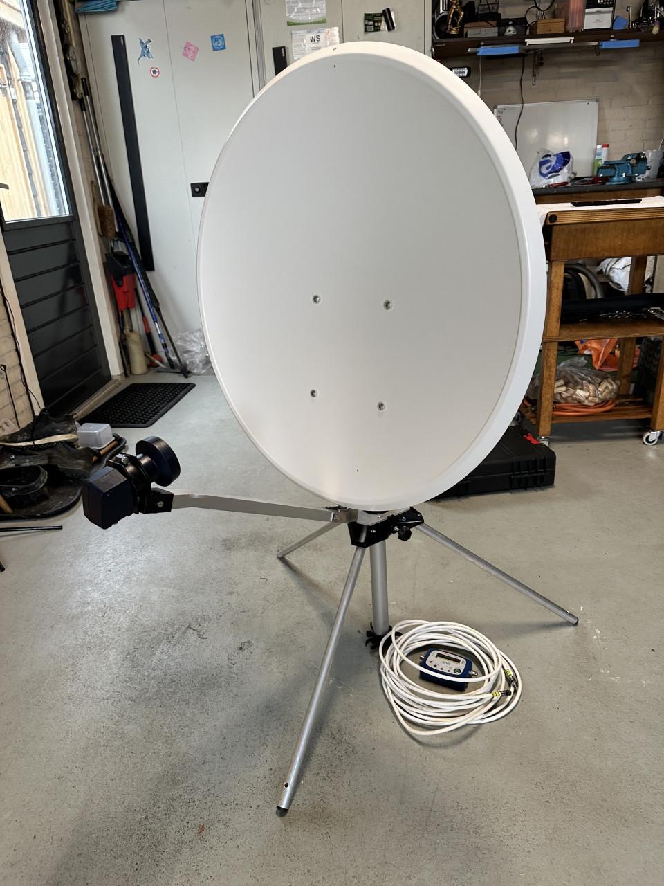 Satelliet schotel antenne inclusief decoder