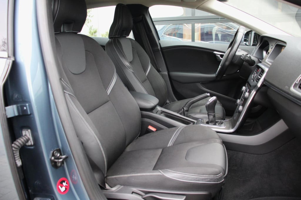 Volvo V40 1.6 t3 momentum -xenon - trekhaak - navi - achteruitrij camera - 