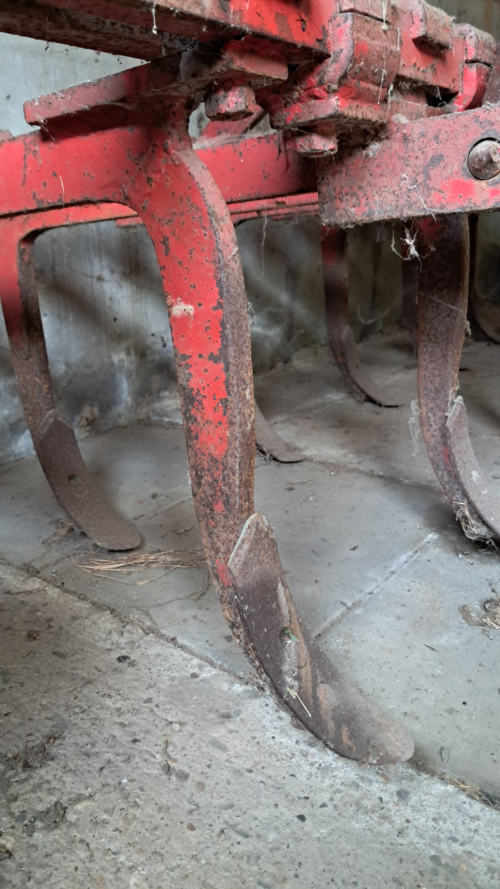 Vaste tand cultivator