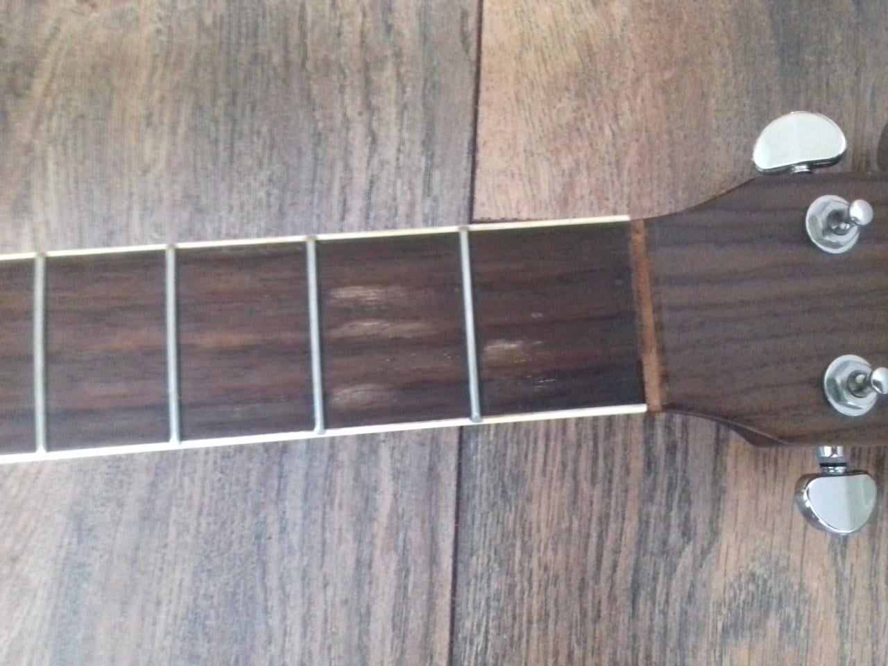 Hals van akoestische gitaar van het merk JN