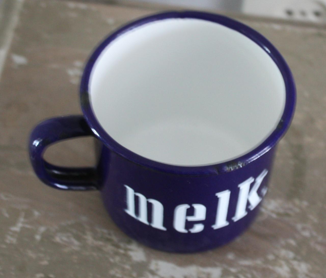 Blauwe emaillen melk beker