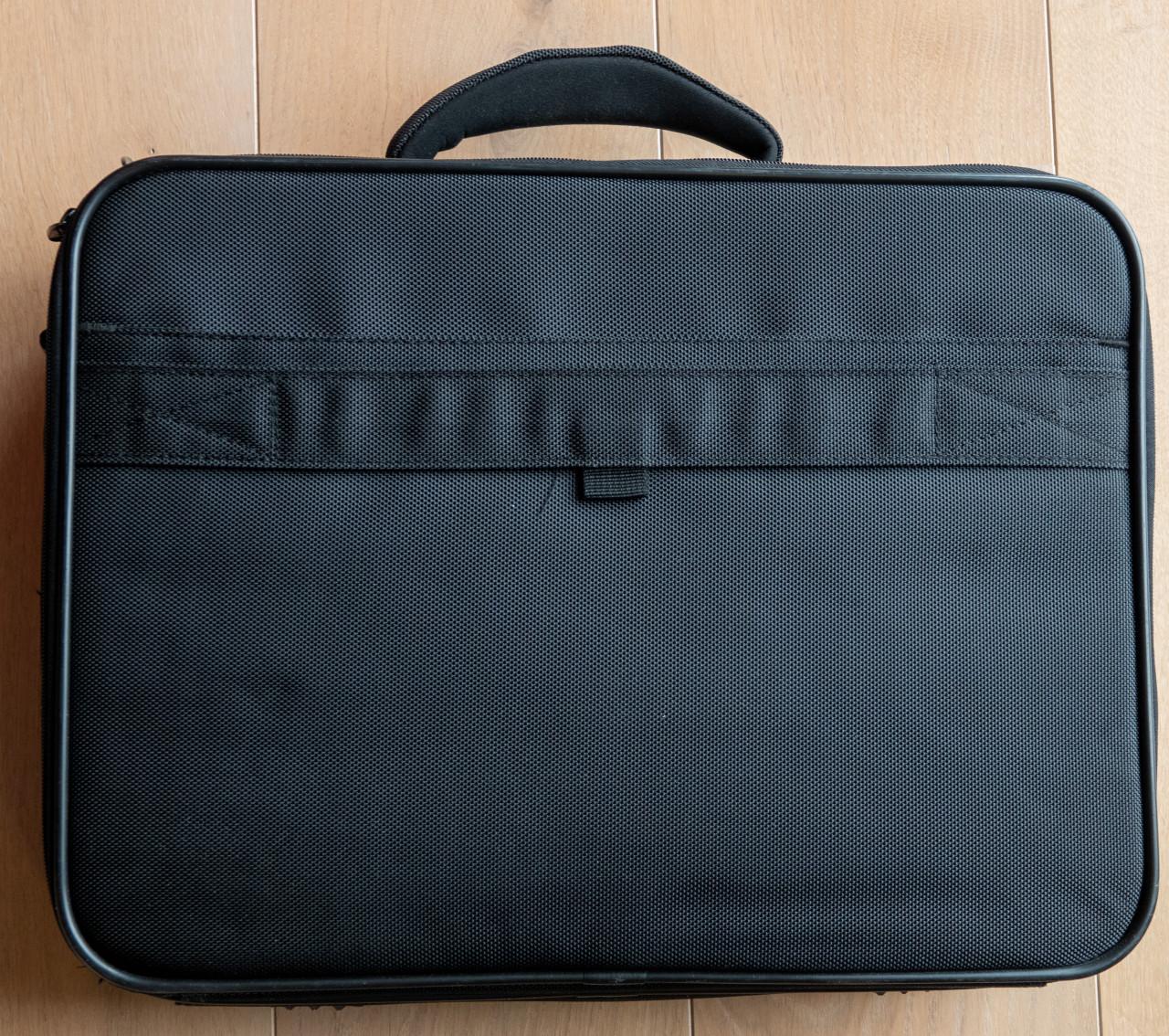 Zwarte laptoptas met veel vakken en draagriem z.g.a.n.