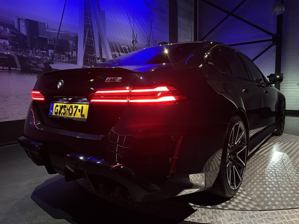 BMW M5 5-serie *limousine v8 m hybrid*carbon extr*b&w*alcantarahemel*nl-aut