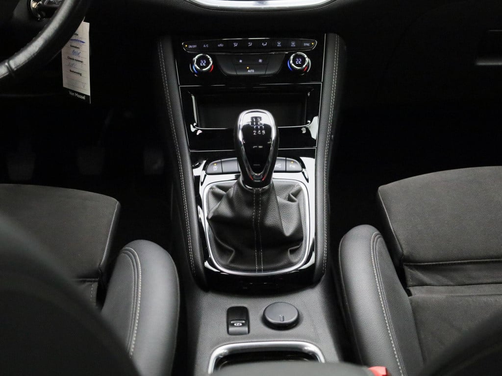 Opel Astra 1.2 elegance | lmv | parkeer sensoren | camera | half leder | cl