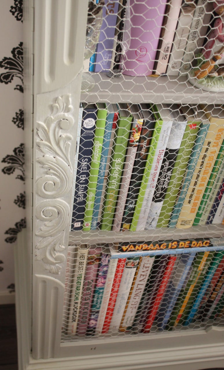Mooie grijze brocante servies/boekenkast