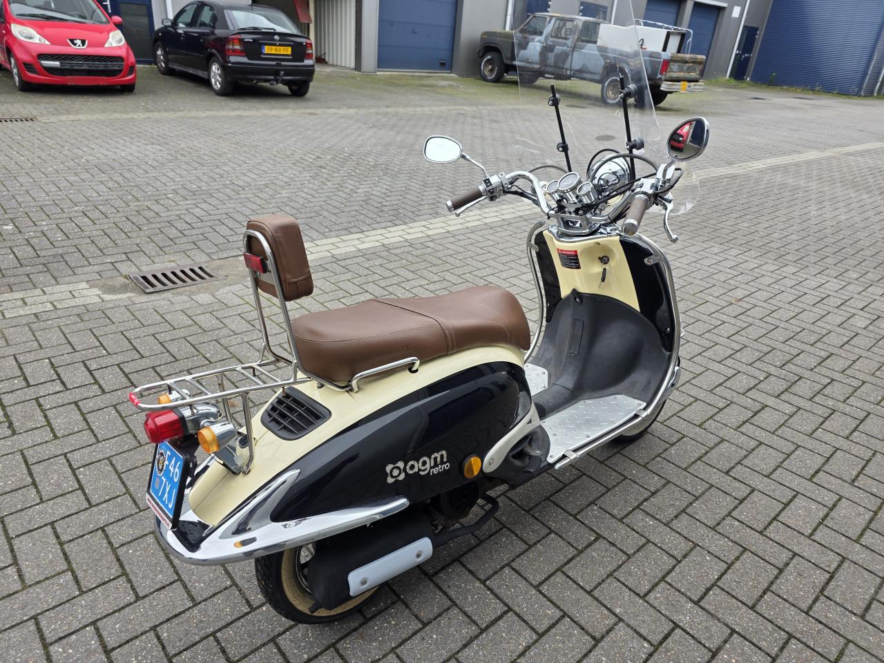 MC Meerman  Classics bied aan zeer mooie AGM Grande retro scooter