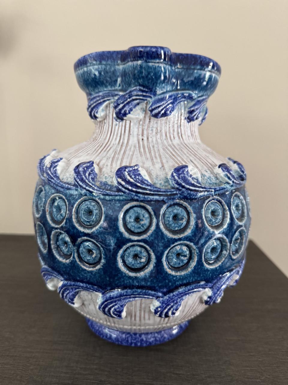 Decoratieve blauwe vaas