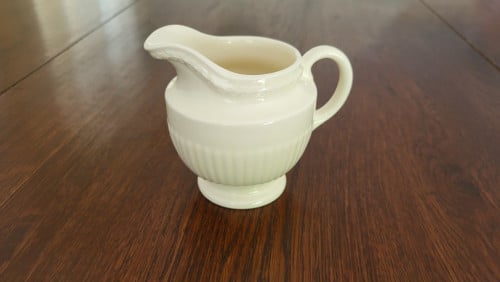 Wedgwood Edme melkkannetje h 10 cm
