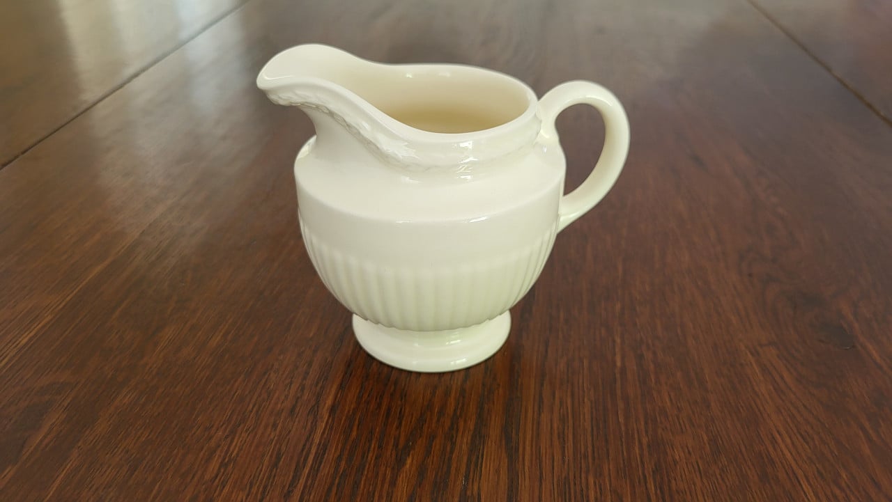 Wedgwood Edme melkkannetje h 10 cm