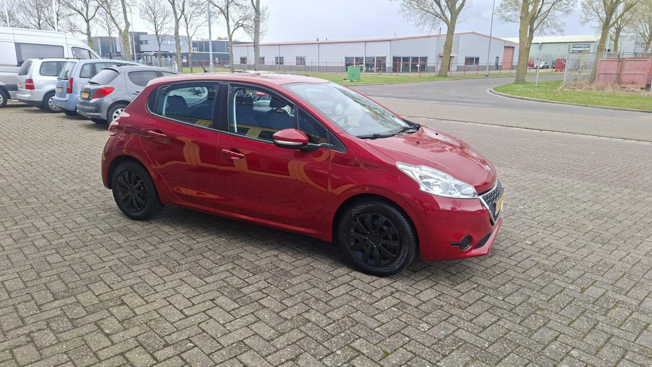 Peugeot 208 1.2 VTI Active 5deurs bj:2013 airco navigatie i.z.g.st