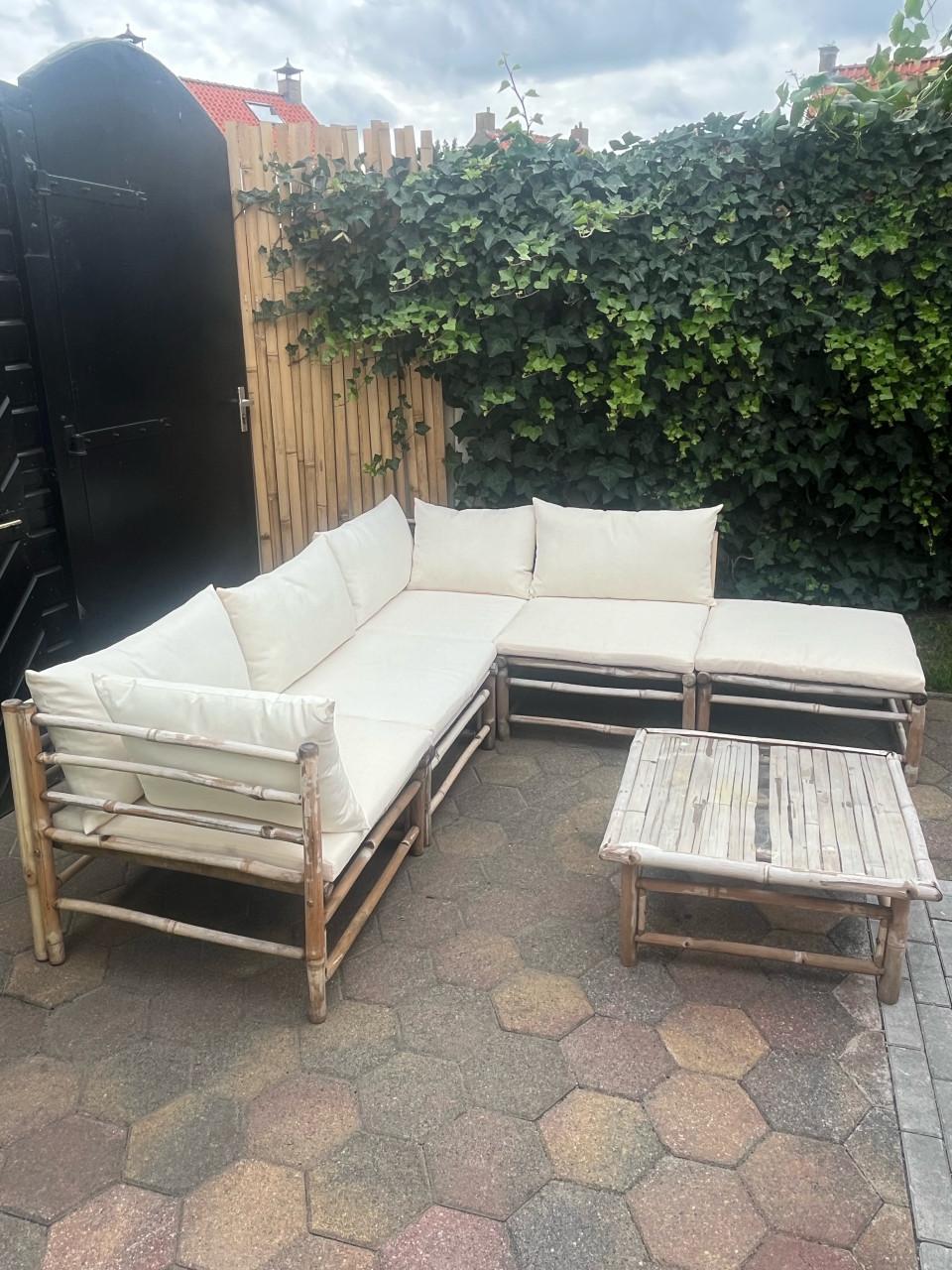 Bamboe tuinset met creme witte kussens te koop