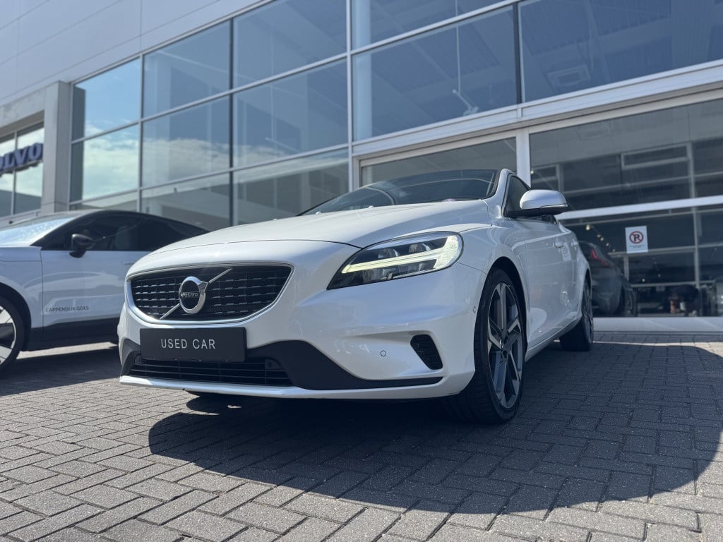 Volvo V40 t3 153pk polar+ sport| panodak| trekhaak| camera| h&k sound