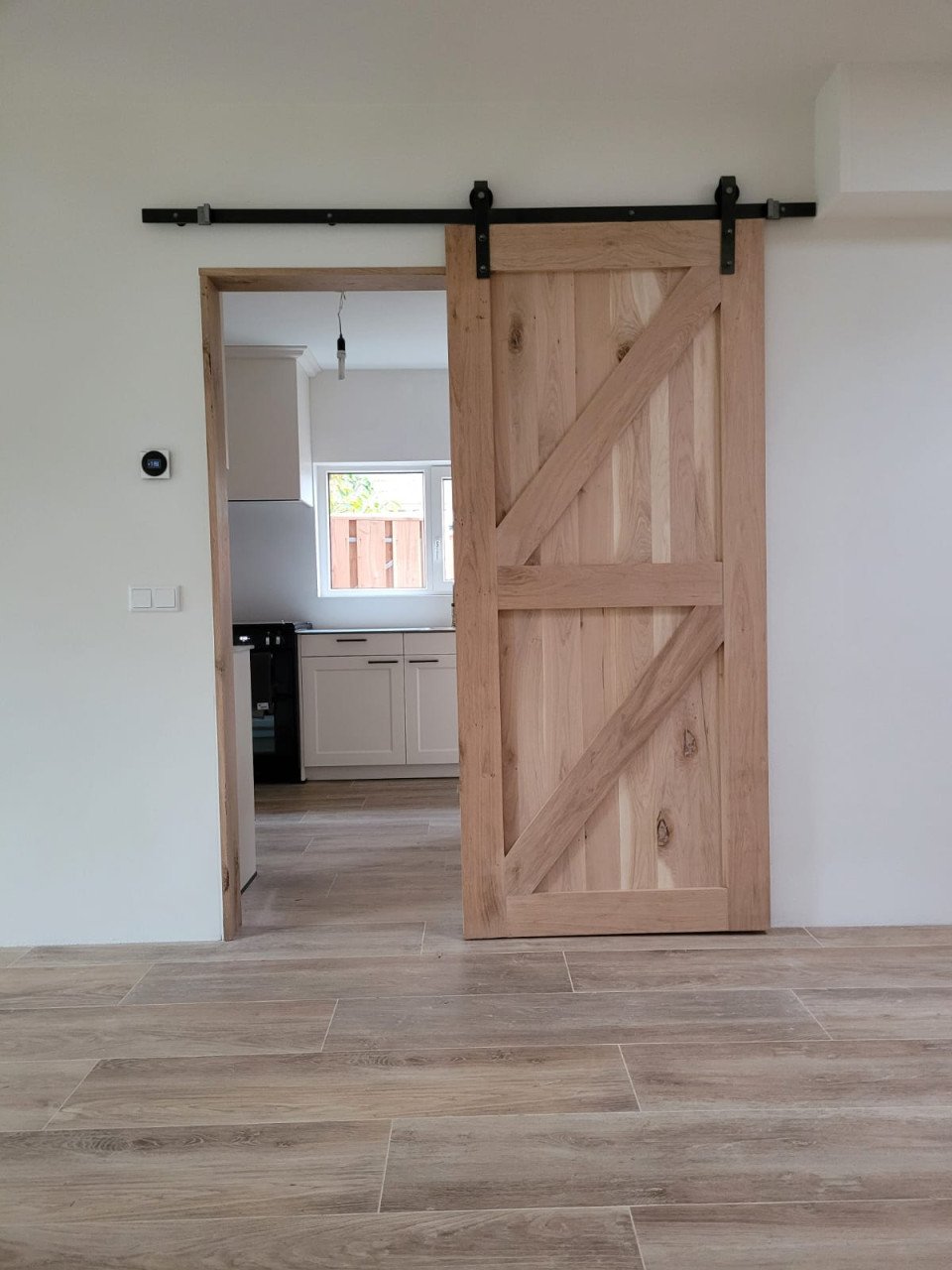 Op maat gemaakt tafels, wandplanken, schuifdeuren en meer