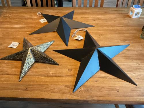 Kerst 2 zwarte en  goudkleurige stalen ster