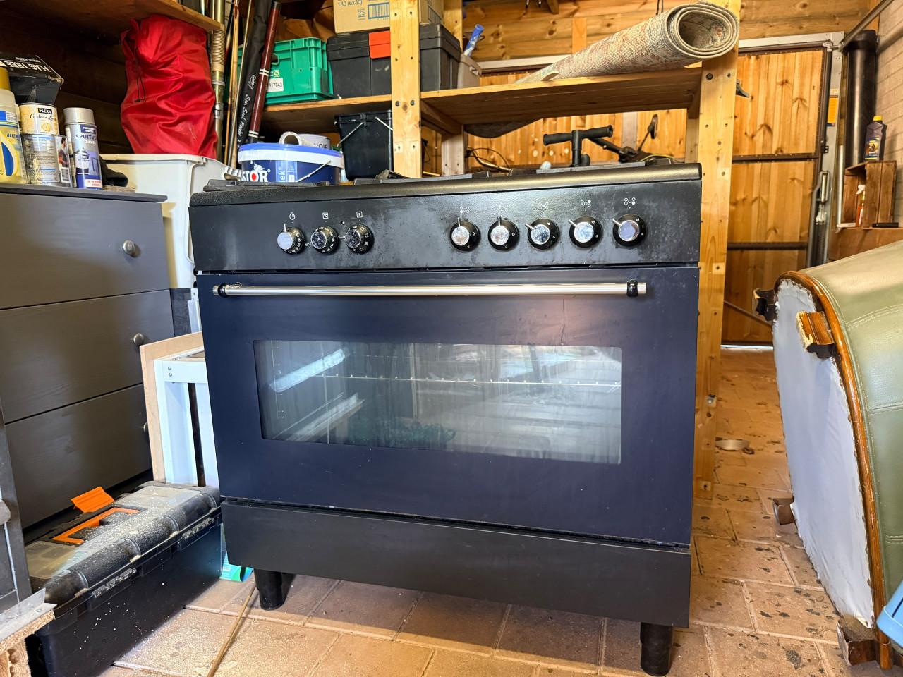 Zwart 5 pits fornuis met oven