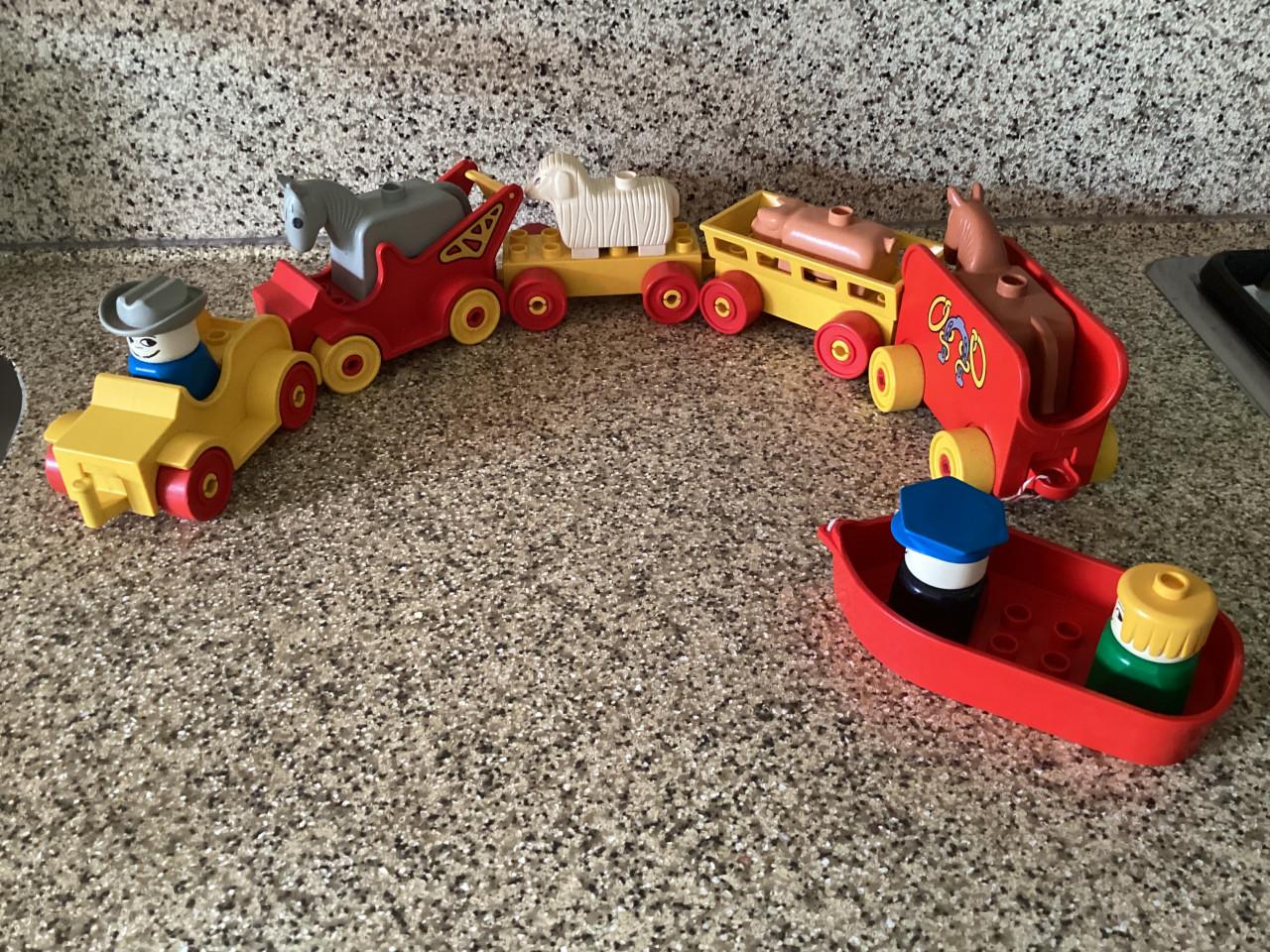 Lego. Duplo.     Verschillende stenen in maten en kleuren.