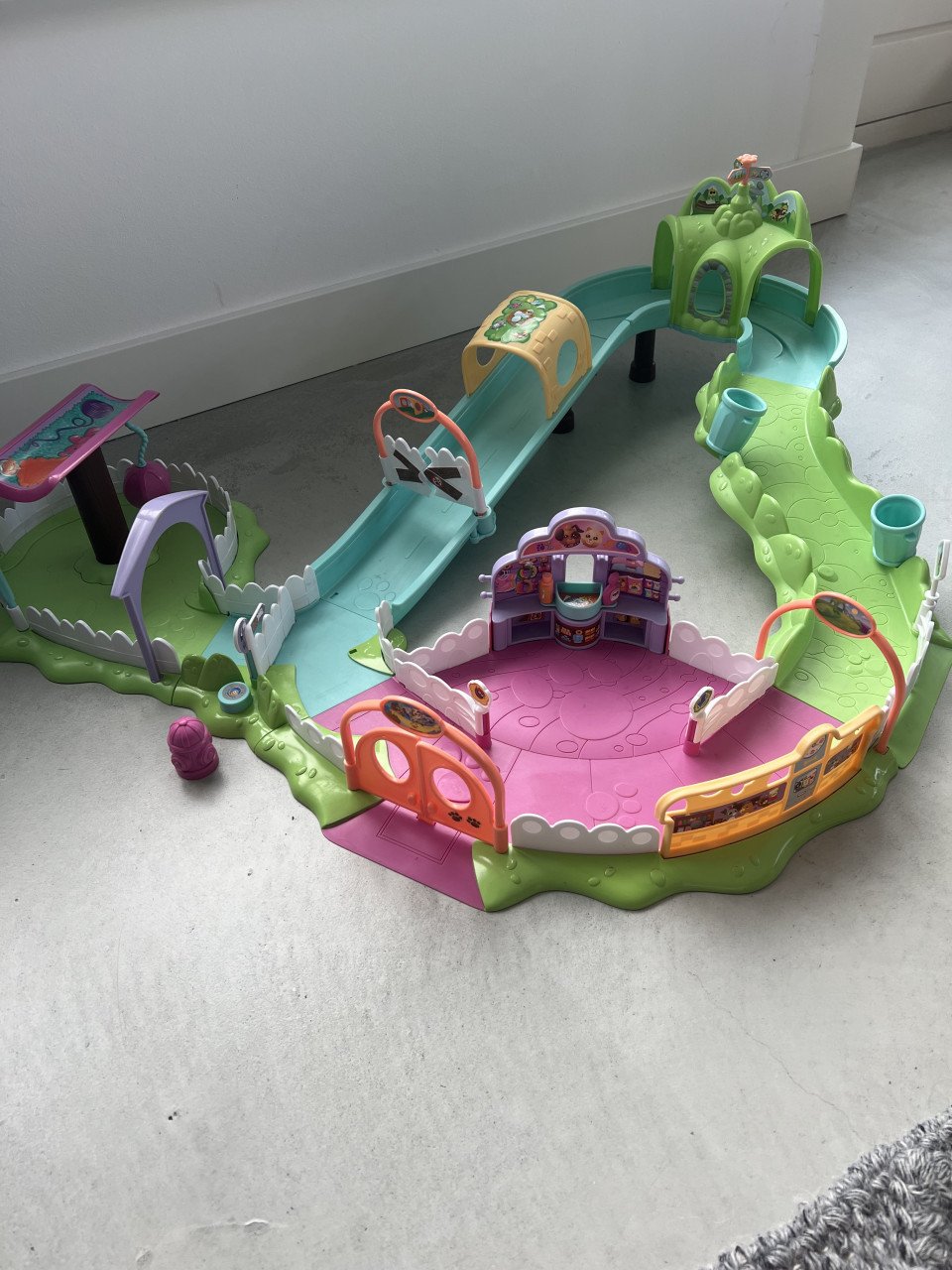 Te koop: Hasbro Furry Fernzies speelstad + Accesoires