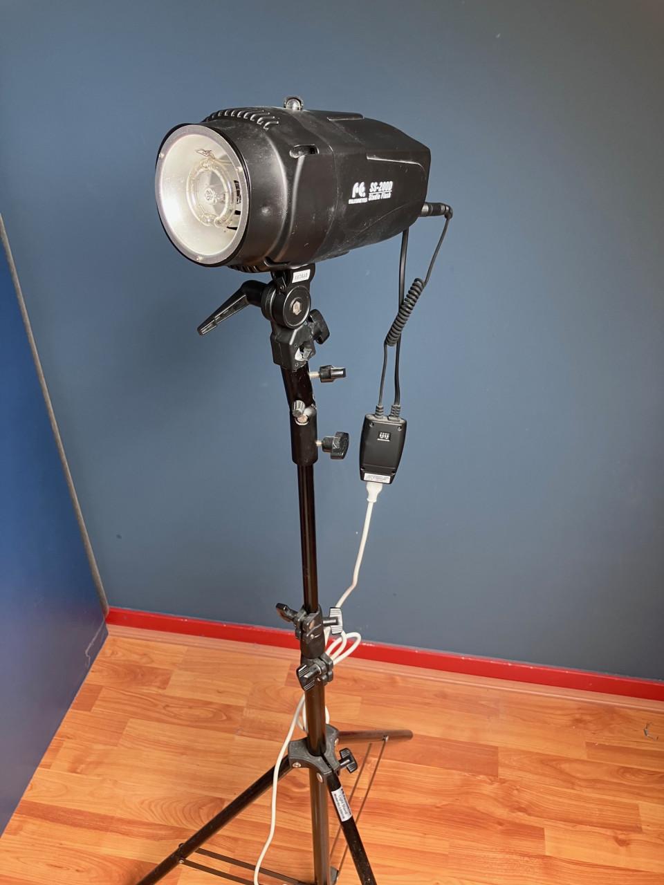 Studioflitsers, set van  Falcon Eyes SS200D;
