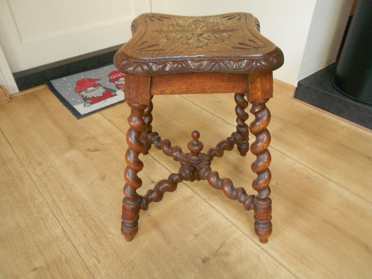 Antiek engels krukje , plantentafel