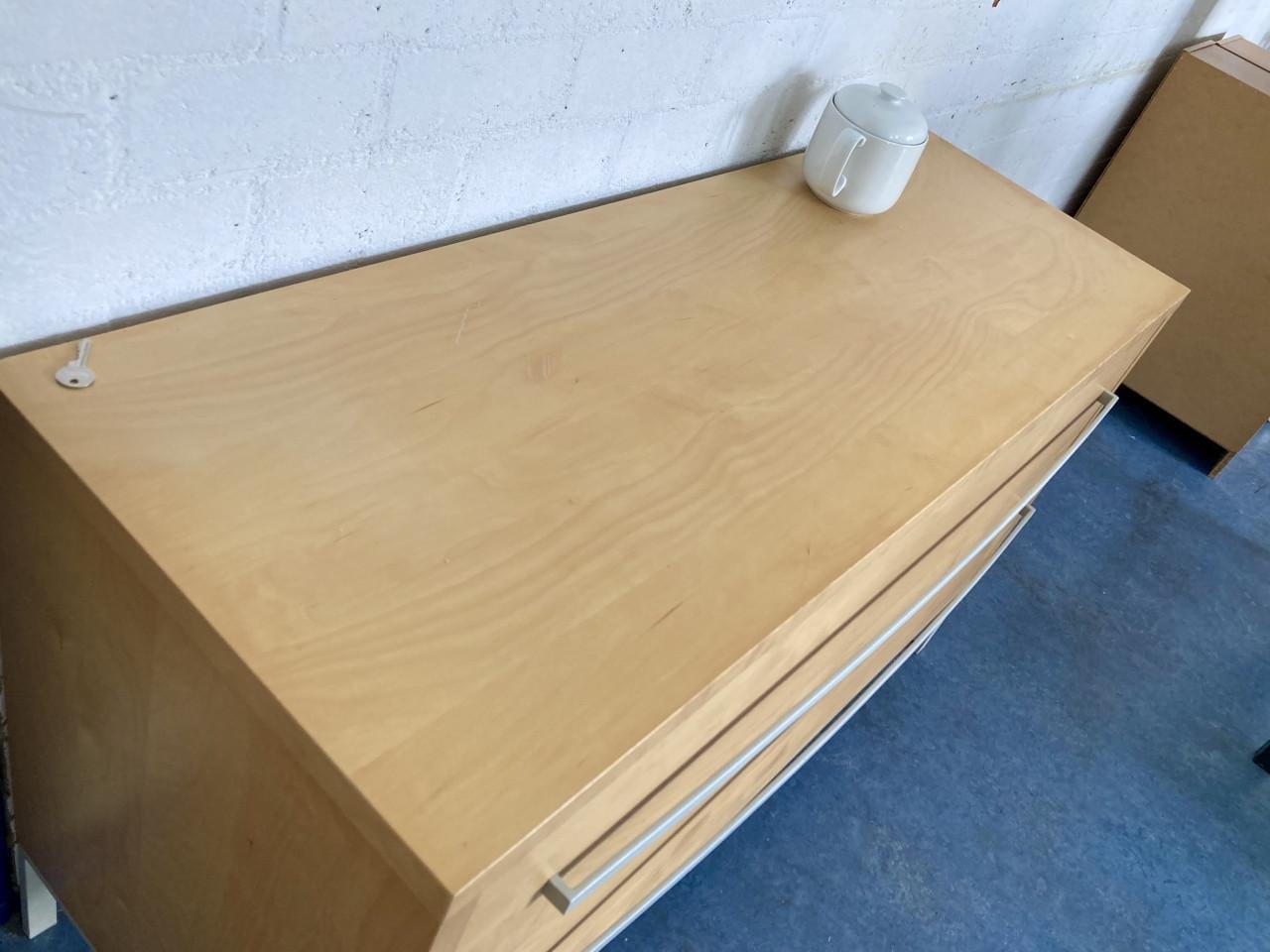 Moderne blank houten ladekast