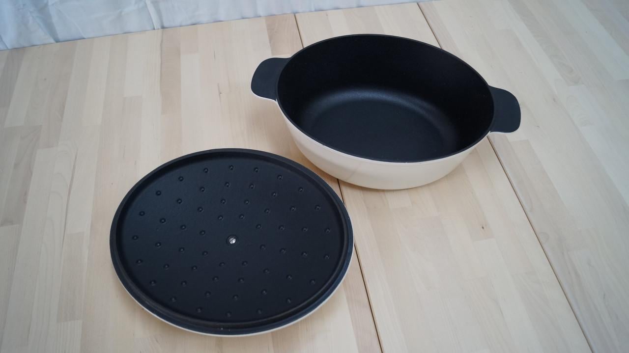 Witte ovale gietijzeren braadpan van IKEA.