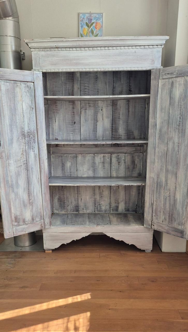 Kast (houten kast met legplanken)