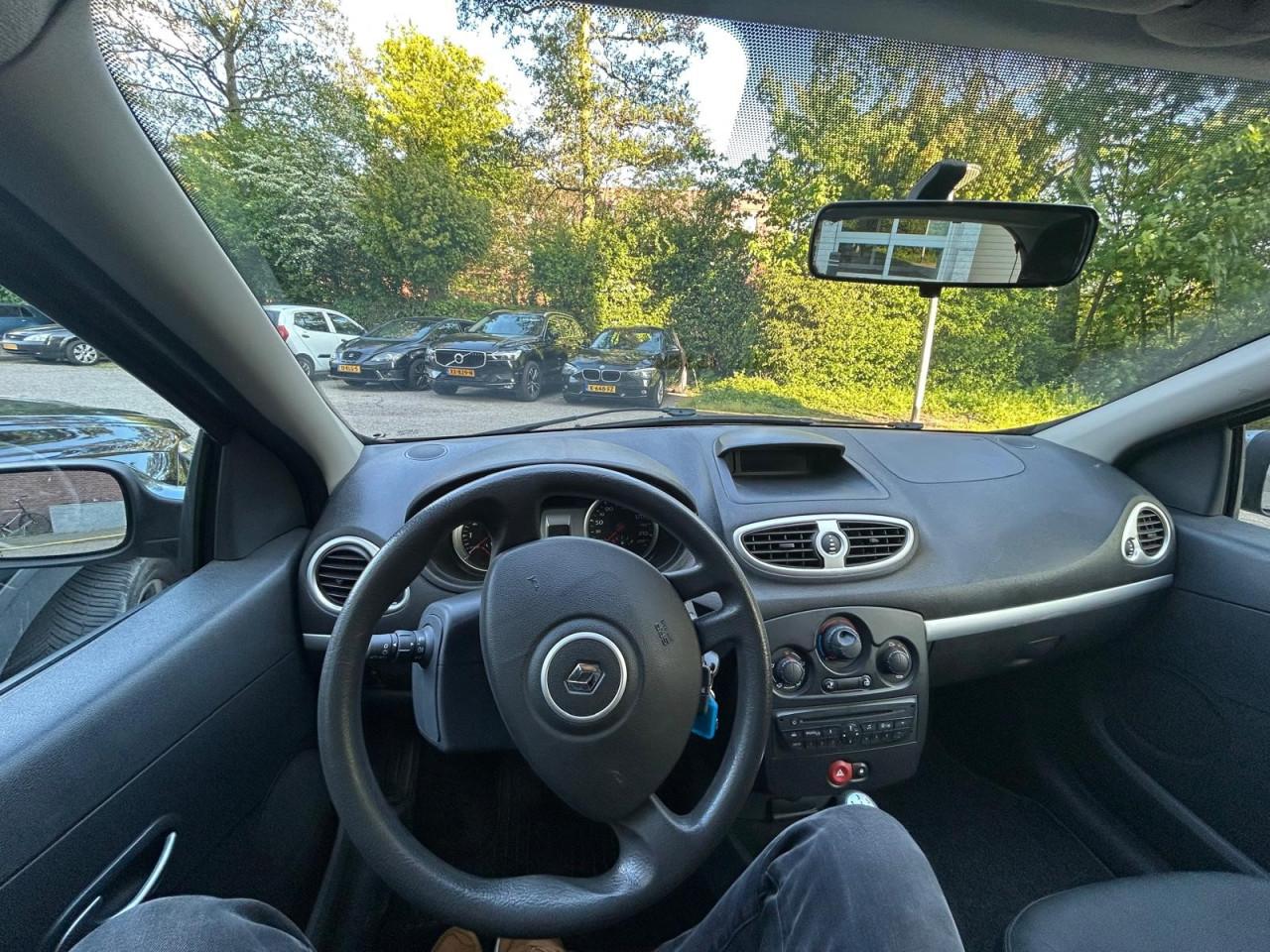 Te koop aangeboden: goed rijdende en betrouwbare Renault Clio uit 2011.