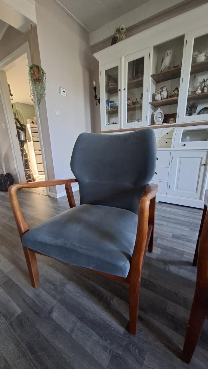Relaxfauteuil (sta-op functie) in nieuwstaat en 2 stoeltjes in retro stijl