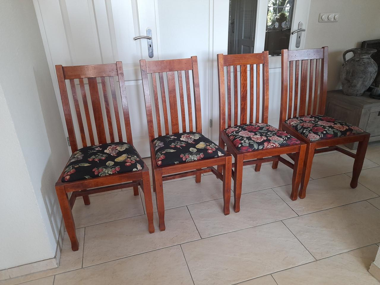 4 Mooie stevige  stoelen (in goede nette staat )  Mogen ook per 2 verkocht