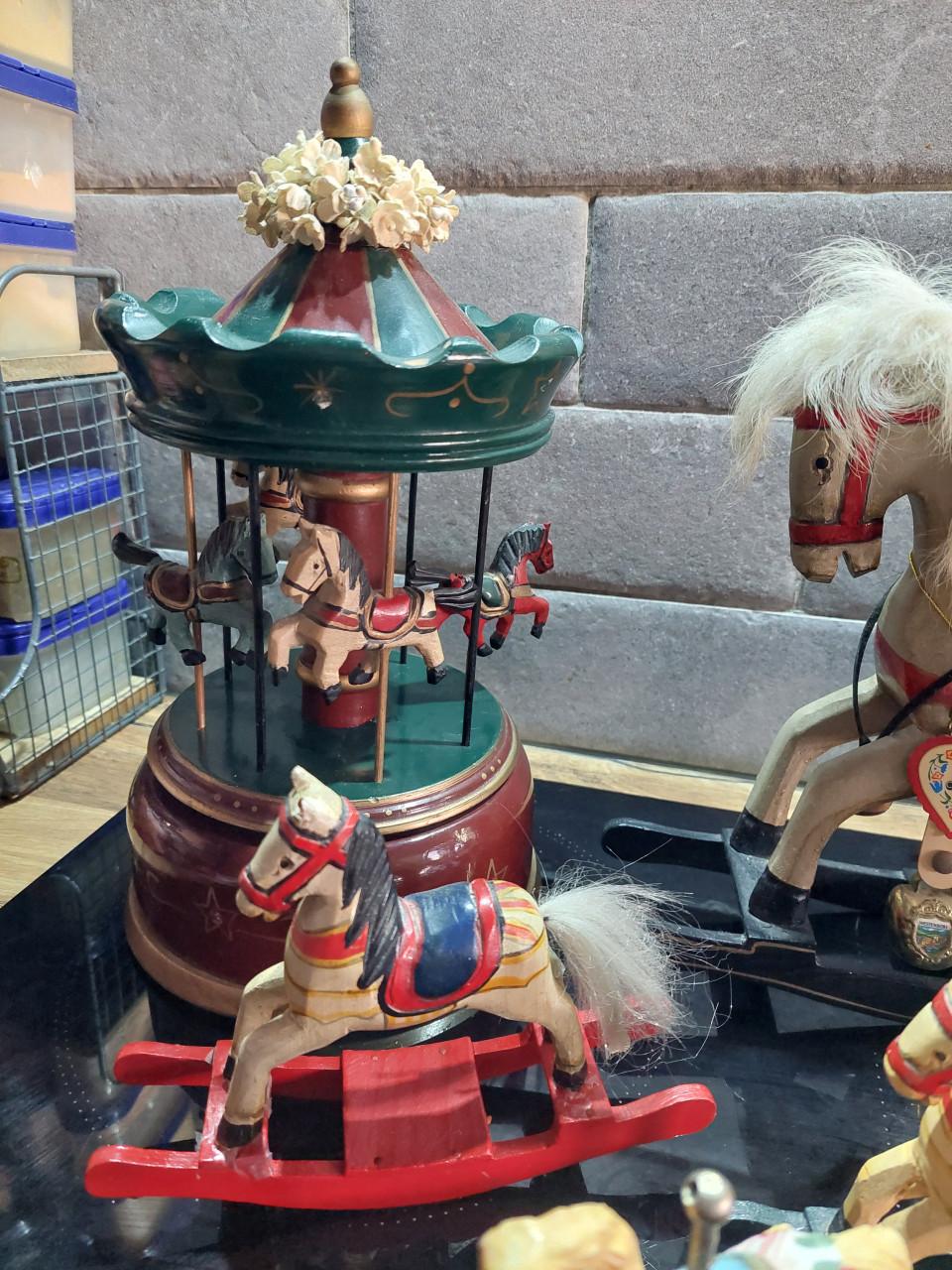 Pakket met draaimolen & meerdere paard(jes)