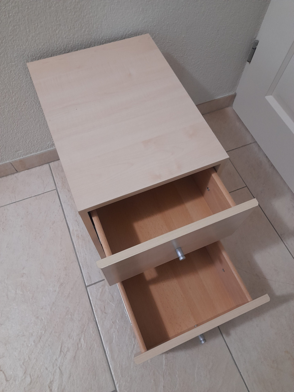 Nachtkastje 34 x 47 x 44H  ( in goede nette staat )