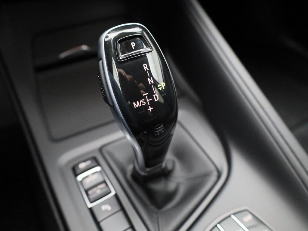 BMW X1 sdrive18i high executive | apple carplay / android auto | stoel- stu