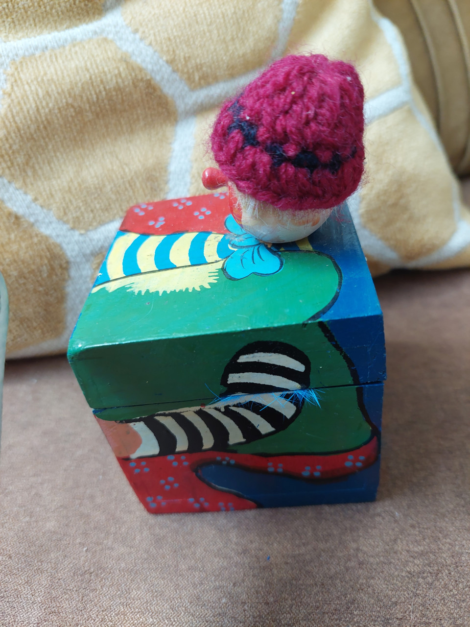 Houten kiekeboe boxje met 2 clowntjes