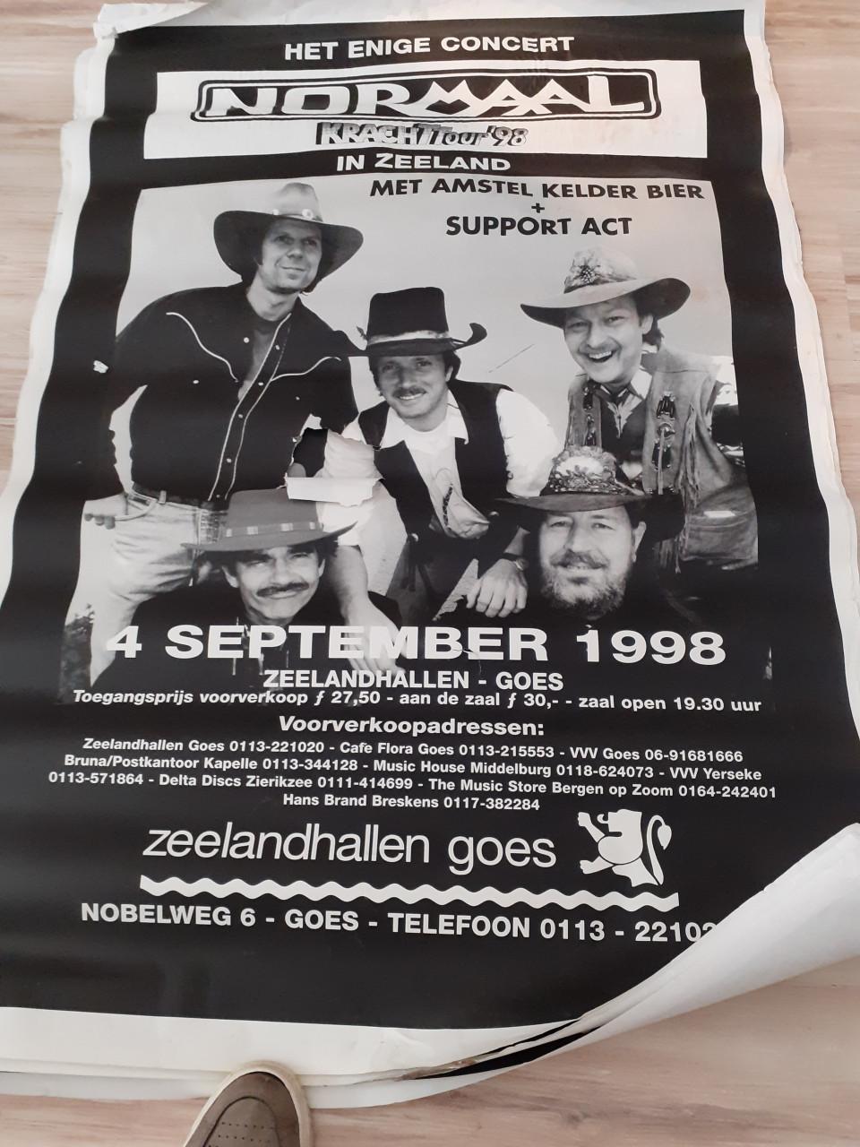 Cd s en lp s van NORMAAL en zomer jackHÖKEN