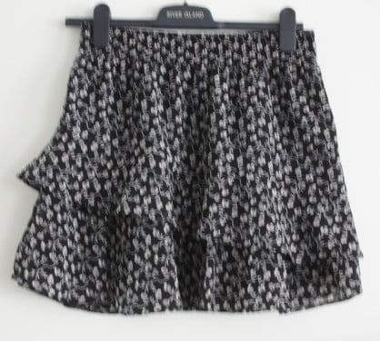 Zwarte rok met witte bloemen primt maat m
