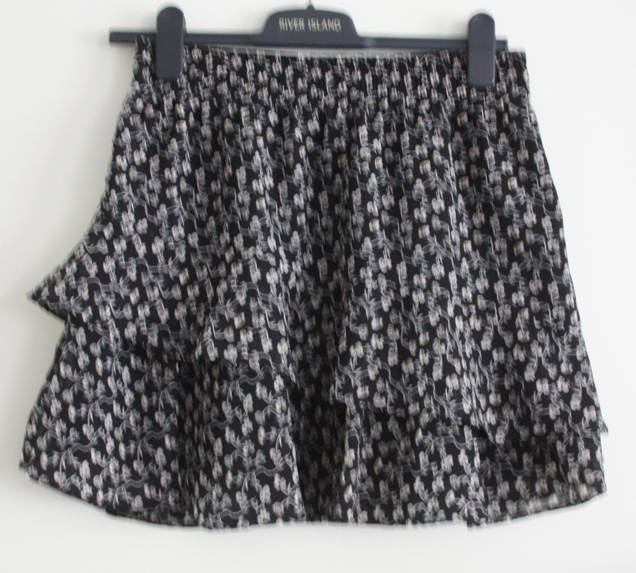 Zwarte rok met witte bloemen primt maat m